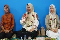 Ketua TP PKK Kabupaten Bangkalan, Lutfiyana Lukman Hakim (tengah), saat menghadiri kegiatan “Mengenal Lebih Dekat dan Sharing Bersama Ibu Bupati Bangkalan” di Kecamatan Tanah Merah, Senin (6/10/2025). (Foto Dok Ho/RadarBangsa.co.id)