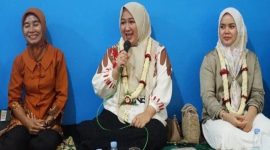 Ketua TP PKK Kabupaten Bangkalan, Lutfiyana Lukman Hakim (tengah), saat menghadiri kegiatan “Mengenal Lebih Dekat dan Sharing Bersama Ibu Bupati Bangkalan” di Kecamatan Tanah Merah, Senin (6/10/2025). (Foto Dok Ho/RadarBangsa.co.id)