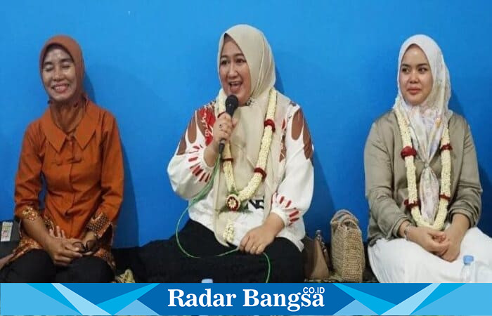 Ketua TP PKK Kabupaten Bangkalan, Lutfiyana Lukman Hakim (tengah), saat menghadiri kegiatan “Mengenal Lebih Dekat dan Sharing Bersama Ibu Bupati Bangkalan” di Kecamatan Tanah Merah, Senin (6/10/2025). (Foto Dok Ho/RadarBangsa.co.id)