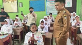 Wali Kota Blitar Syauqul Muhibbin memantau langsung pelaksanaan Program Makan Bergizi Gratis (MBG) di salah satu SD, memastikan siswa menerima makanan sehat dan higienis sesuai standar gizi. (Foto Dok Ho/RadarBangsa.co.id)