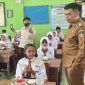 Wali Kota Blitar Syauqul Muhibbin memantau langsung pelaksanaan Program Makan Bergizi Gratis (MBG) di salah satu SD, memastikan siswa menerima makanan sehat dan higienis sesuai standar gizi. (Foto Dok Ho/RadarBangsa.co.id)