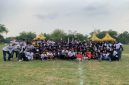 Para pemain SSB BOKATA Tawangrejo bersama Ketua Askab PSSI Lamongan, Edy Yunan Achmadi, dan panitia Liga Anak Megilan 2025 Series 11 usai penyerahan trofi dan penghargaan top skor kepada Rajju di Lapangan BOKATA, Kecamatan Turi, Lamongan, Minggu (25/10/2025). (Foto Dok Ho/RadarBangsa.co.id)