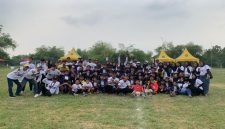 Para pemain SSB BOKATA Tawangrejo bersama Ketua Askab PSSI Lamongan, Edy Yunan Achmadi, dan panitia Liga Anak Megilan 2025 Series 11 usai penyerahan trofi dan penghargaan top skor kepada Rajju di Lapangan BOKATA, Kecamatan Turi, Lamongan, Minggu (25/10/2025). (Foto Dok Ho/RadarBangsa.co.id)