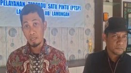 Kuasa hukum M. Wahyudi, Muhammad Ridlwan (kanan), didampingi rekannya saat memberikan keterangan kepada wartawan usai pemeriksaan di Lapas Lamongan, Sabtu (4/10/2025). (Dok foto RadarBangsa.co.id)