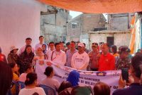 Jajaran Forkopincam Semarang Tengah bersama masyarakat menyerahkan bantuan dan melakukan peletakan batu pertama pembangunan rumah warga korban kebakaran di Kelurahan Jagalan, Semarang, Jumat (3/10/2025). (Foto Dok Ho/RadarBangsa.co.id)