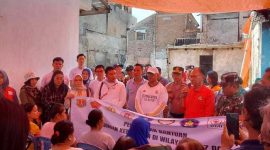 Jajaran Forkopincam Semarang Tengah bersama masyarakat menyerahkan bantuan dan melakukan peletakan batu pertama pembangunan rumah warga korban kebakaran di Kelurahan Jagalan, Semarang, Jumat (3/10/2025). (Foto Dok Ho/RadarBangsa.co.id)