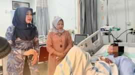 Anggota DPD RI, Dr. Lia Istifhama, saat menjenguk santri korban ambruknya musala Ponpes Al-Khoziny di RS Siti Hajar, Sidoarjo (Dok Foto Ho/RadarBangsa.co.id)
