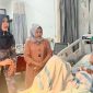 Anggota DPD RI, Dr. Lia Istifhama, saat menjenguk santri korban ambruknya musala Ponpes Al-Khoziny di RS Siti Hajar, Sidoarjo (Dok Foto Ho/RadarBangsa.co.id)