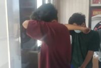 Dua mahasiswa terduga pengedar sabu diamankan Satresnarkoba Polres Lamongan usai penangkapan di sebuah kos di Jalan Veteran (Foto Dok Ho/RadarBangsa.co.id)