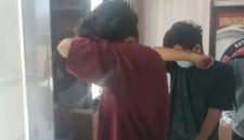 Dua mahasiswa terduga pengedar sabu diamankan Satresnarkoba Polres Lamongan usai penangkapan di sebuah kos di Jalan Veteran (Foto Dok Ho/RadarBangsa.co.id)