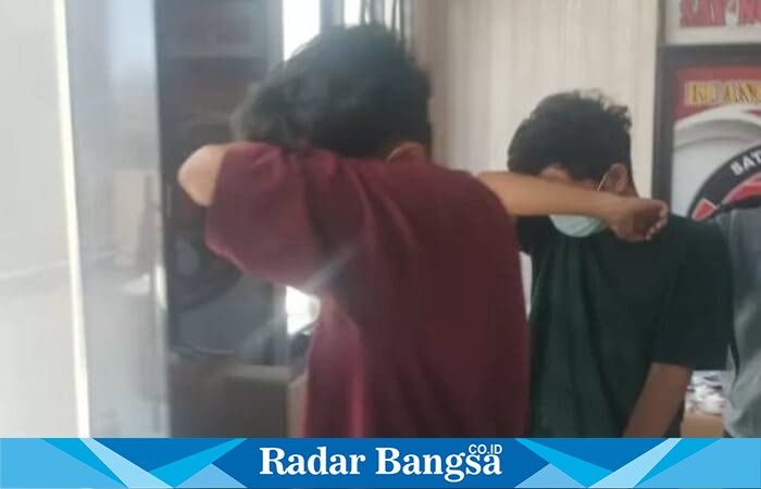 Dua mahasiswa terduga pengedar sabu diamankan Satresnarkoba Polres Lamongan usai penangkapan di sebuah kos di Jalan Veteran (Foto Dok Ho/RadarBangsa.co.id)