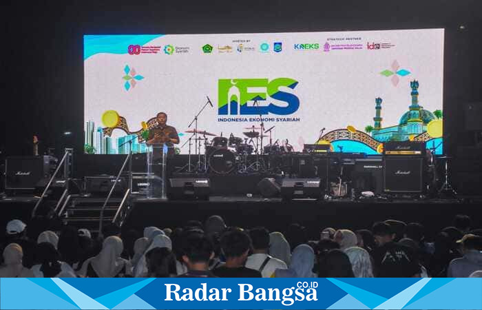 Gubernur Nusa Tenggara Barat Lalu Muhammad Iqbal menutup secara resmi gelaran Indonesia Ekonomi Syariah (IES) 2025 di Islamic Center Mataram, Minggu (26/10/2025). (Foto Dok Ho/RadarBangsa.co.id)