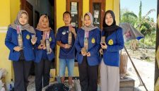 Mahasiswa Universitas Semarang berfoto bersama pemilik UMKM dupa di Desa Waru, Demak, usai pendampingan inovasi produk dan digitalisasi pemasaran. (Foto Dok Ho/RadarBangsa.co.id)