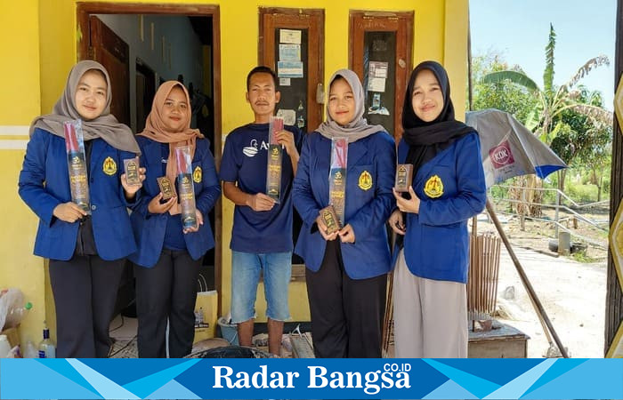 Mahasiswa Universitas Semarang berfoto bersama pemilik UMKM dupa di Desa Waru, Demak, usai pendampingan inovasi produk dan digitalisasi pemasaran. (Foto Dok Ho/RadarBangsa.co.id)