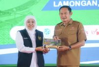 Gubernur Jawa Timur Khofifah Indar Parawansa menyerahkan cendera mata kepada Bupati Lamongan Yuhronur Efendi usai peresmian Bus Trans Jatim Koridor VII di Lamongan, Selasa (7/10/2025). (Foto Dok Ho/RadarBangsa.co.id)