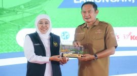 Gubernur Jawa Timur Khofifah Indar Parawansa menyerahkan cendera mata kepada Bupati Lamongan Yuhronur Efendi usai peresmian Bus Trans Jatim Koridor VII di Lamongan, Selasa (7/10/2025). (Foto Dok Ho/RadarBangsa.co.id)