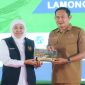 Gubernur Jawa Timur Khofifah Indar Parawansa menyerahkan cendera mata kepada Bupati Lamongan Yuhronur Efendi usai peresmian Bus Trans Jatim Koridor VII di Lamongan, Selasa (7/10/2025). (Foto Dok Ho/RadarBangsa.co.id)