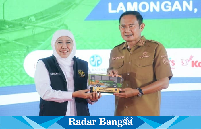 Gubernur Jawa Timur Khofifah Indar Parawansa menyerahkan cendera mata kepada Bupati Lamongan Yuhronur Efendi usai peresmian Bus Trans Jatim Koridor VII di Lamongan, Selasa (7/10/2025). (Foto Dok Ho/RadarBangsa.co.id)