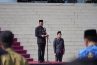 Sekda Kabupaten Pasuruan Yudha Triwidya Sasongko memimpin upacara peringatan Hari Jadi ke-80 Provinsi Jawa Timur di halaman Kantor Bupati Pasuruan, Senin (13/10/2025). (Foto Dok Ho/RadarBangsa.co.id)