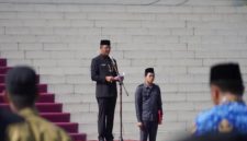 Sekda Kabupaten Pasuruan Yudha Triwidya Sasongko memimpin upacara peringatan Hari Jadi ke-80 Provinsi Jawa Timur di halaman Kantor Bupati Pasuruan, Senin (13/10/2025). (Foto Dok Ho/RadarBangsa.co.id)