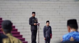 Sekda Kabupaten Pasuruan Yudha Triwidya Sasongko memimpin upacara peringatan Hari Jadi ke-80 Provinsi Jawa Timur di halaman Kantor Bupati Pasuruan, Senin (13/10/2025). (Foto Dok Ho/RadarBangsa.co.id)