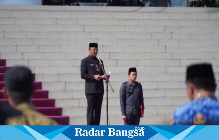 Sekda Kabupaten Pasuruan Yudha Triwidya Sasongko memimpin upacara peringatan Hari Jadi ke-80 Provinsi Jawa Timur di halaman Kantor Bupati Pasuruan, Senin (13/10/2025). (Foto Dok Ho/RadarBangsa.co.id)