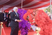 Gubernur Jawa Timur, Khofifah Indar Parawansa, menyaksikan pertunjukan Barongsai dalam rangkaian peringatan Hari Sumpah Pemuda ke-97 di Pandaan, Kabupaten Pasuruan. (Foto Dok Ho/RadarBangsa.co.id)