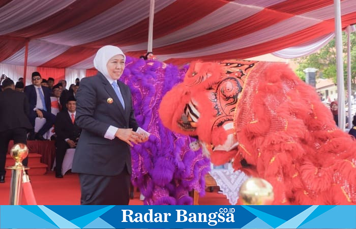 Gubernur Jawa Timur, Khofifah Indar Parawansa, menyaksikan pertunjukan Barongsai dalam rangkaian peringatan Hari Sumpah Pemuda ke-97 di Pandaan, Kabupaten Pasuruan. (Foto Dok Ho/RadarBangsa.co.id)