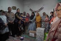 Personel Unit PPA Satreskrim Polres Lamongan bersama tim psikolog melakukan pendampingan dan trauma healing kepada anak korban kekerasan seksual di wilayah Kecamatan Lamongan, Jumat (17/10/2025). (Foto: Dok. Humas Polres Lamongan/RadarBangsa.co.id) 