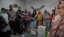 Personel Unit PPA Satreskrim Polres Lamongan bersama tim psikolog melakukan pendampingan dan trauma healing kepada anak korban kekerasan seksual di wilayah Kecamatan Lamongan, Jumat (17/10/2025). (Foto: Dok. Humas Polres Lamongan/RadarBangsa.co.id) 