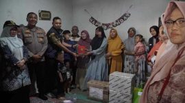 Personel Unit PPA Satreskrim Polres Lamongan bersama tim psikolog melakukan pendampingan dan trauma healing kepada anak korban kekerasan seksual di wilayah Kecamatan Lamongan, Jumat (17/10/2025). (Foto: Dok. Humas Polres Lamongan/RadarBangsa.co.id) 