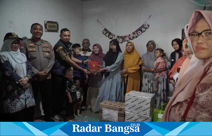 Personel Unit PPA Satreskrim Polres Lamongan bersama tim psikolog melakukan pendampingan dan trauma healing kepada anak korban kekerasan seksual di wilayah Kecamatan Lamongan, Jumat (17/10/2025). (Foto: Dok. Humas Polres Lamongan/RadarBangsa.co.id) 