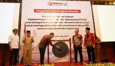 Wakil Bupati Banyuwangi Mujiono menghadiri Rakor Penguatan Kelembagaan Pelayanan Informasi Hukum yang digelar Bawaslu Banyuwangi di el Hotel, Senin (20/10/2025). (Foto Dok Ho/RadarBangsa.co.id)