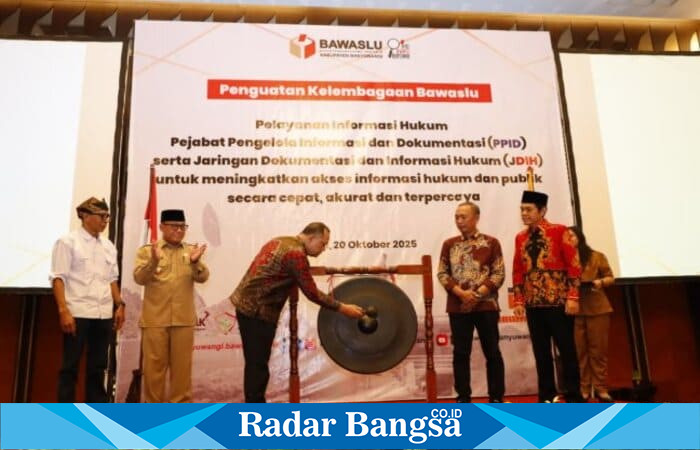 Wakil Bupati Banyuwangi Mujiono menghadiri Rakor Penguatan Kelembagaan Pelayanan Informasi Hukum yang digelar Bawaslu Banyuwangi di el Hotel, Senin (20/10/2025). (Foto Dok Ho/RadarBangsa.co.id)