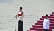 Wakil Bupati Pasuruan, Shobih Asrori, memimpin apel peringatan Hari Santri Nasional 2025 di halaman Kantor Bupati Pasuruan, Rabu (22/10/2025). (Foto Dok Ho/RadarBangsa.co.id)