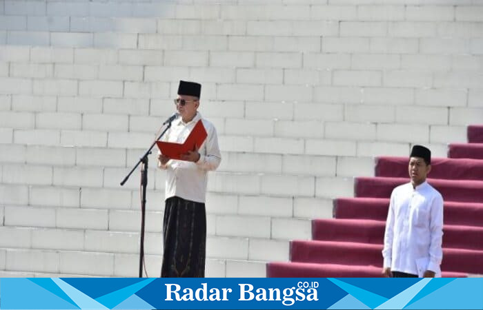 Wakil Bupati Pasuruan, Shobih Asrori, memimpin apel peringatan Hari Santri Nasional 2025 di halaman Kantor Bupati Pasuruan, Rabu (22/10/2025). (Foto Dok Ho/RadarBangsa.co.id)