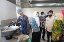 Wakil Bupati Malang Dra. Hj. Lathifah Shohib meninjau dapur Satuan Pelayanan Pemenuhan Gizi (SPPG) di Kendalpayak, Kecamatan Pakisaji, untuk memastikan kualitas dan keamanan makanan bergizi gratis bagi peserta didik, Kamis (23/10). (Foto Dok Ho/RadarBangsa.co.id)