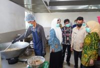 Wakil Bupati Malang Dra. Hj. Lathifah Shohib meninjau dapur Satuan Pelayanan Pemenuhan Gizi (SPPG) di Kendalpayak, Kecamatan Pakisaji, untuk memastikan kualitas dan keamanan makanan bergizi gratis bagi peserta didik, Kamis (23/10). (Foto Dok Ho/RadarBangsa.co.id)