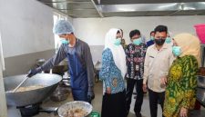 Wakil Bupati Malang Dra. Hj. Lathifah Shohib meninjau dapur Satuan Pelayanan Pemenuhan Gizi (SPPG) di Kendalpayak, Kecamatan Pakisaji, untuk memastikan kualitas dan keamanan makanan bergizi gratis bagi peserta didik, Kamis (23/10). (Foto Dok Ho/RadarBangsa.co.id)
