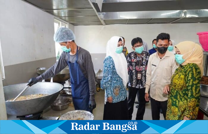 Wakil Bupati Malang Dra. Hj. Lathifah Shohib meninjau dapur Satuan Pelayanan Pemenuhan Gizi (SPPG) di Kendalpayak, Kecamatan Pakisaji, untuk memastikan kualitas dan keamanan makanan bergizi gratis bagi peserta didik, Kamis (23/10). (Foto Dok Ho/RadarBangsa.co.id)