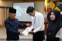 Wakil Bupati Pasuruan, Shobih Asrori, menyerahkan sertifikat kepada peserta Pelatihan Content Creator bagi Pemuda Tahun 2025 di Tanjung Plaza Hotel, Prigen, Kabupaten Pasuruan, Kamis (5/9/2025). (Foto Dok Ho/RadarBangsa.co.id)