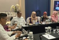 Senator asal Jawa Timur, Lia Istifhama (hijab kuning), saat mengikuti rapat kerja Komite III DPD RI membahas penguatan regulasi perlindungan konsumen dan produk pangan di era digital, Jakarta, Kamis (24/10/2025). (Foto Dok Ho/RadarBangsa.co.id)