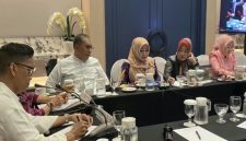 Senator asal Jawa Timur, Lia Istifhama (hijab kuning), saat mengikuti rapat kerja Komite III DPD RI membahas penguatan regulasi perlindungan konsumen dan produk pangan di era digital, Jakarta, Kamis (24/10/2025). (Foto Dok Ho/RadarBangsa.co.id)