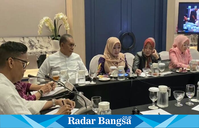Senator asal Jawa Timur, Lia Istifhama (hijab kuning), saat mengikuti rapat kerja Komite III DPD RI membahas penguatan regulasi perlindungan konsumen dan produk pangan di era digital, Jakarta, Kamis (24/10/2025). (Foto Dok Ho/RadarBangsa.co.id)