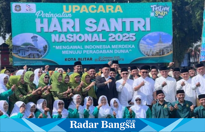 Wali Kota Blitar Syauqul Muhibbin memimpin upacara peringatan Hari Santri Nasional 2025 di Alun-Alun Kota Blitar, Rabu (22/10/2025). (Foto Dok Ho/RadarBangsa.co.id)
