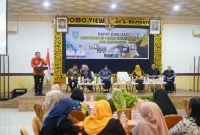 Wali Kota Probolinggo, dr. H. Aminuddin, Sp.OG.(K), M.Kes, didampingi Wakil Wali Kota Ina Dwi Lestari membuka Rapat Evaluasi Penyaluran BLT DBHCHT Tahap I Tahun 2025 di Bayuangga Hall, Bromo View Hotel, Kamis (16/10). (Foto Fok Ho/RadarBangsa.co.id)