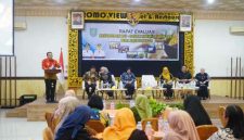 Wali Kota Probolinggo, dr. H. Aminuddin, Sp.OG.(K), M.Kes, didampingi Wakil Wali Kota Ina Dwi Lestari membuka Rapat Evaluasi Penyaluran BLT DBHCHT Tahap I Tahun 2025 di Bayuangga Hall, Bromo View Hotel, Kamis (16/10). (Foto Fok Ho/RadarBangsa.co.id)
