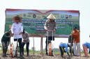 Kapolresta Banyuwangi Kombes Pol Rama Samtama Putra menanam jagung bersama petani di Lingkungan Wonosari, Kelurahan Sobo (Foto Dok Ho/RadarBangsa.co.id)