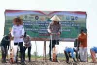Kapolresta Banyuwangi Kombes Pol Rama Samtama Putra menanam jagung bersama petani di Lingkungan Wonosari, Kelurahan Sobo (Foto Dok Ho/RadarBangsa.co.id)