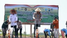 Kapolresta Banyuwangi Kombes Pol Rama Samtama Putra menanam jagung bersama petani di Lingkungan Wonosari, Kelurahan Sobo (Foto Dok Ho/RadarBangsa.co.id)